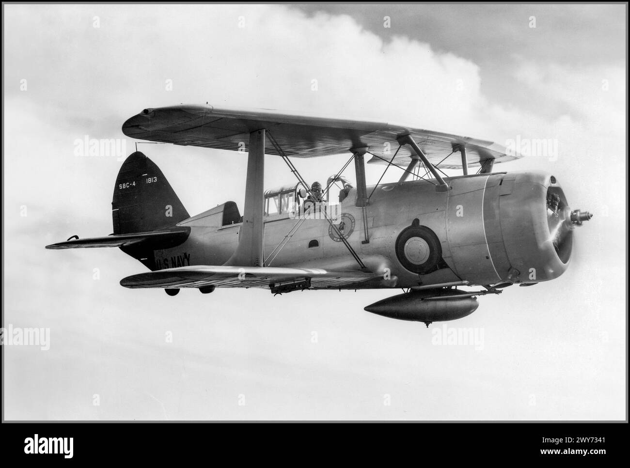 WW2 1940 US Navy SBC-4 Helldiver Tauchbomber im Flug unter der Kontrolle von Lieutenant Commander Donald F. Smith. Die Curtiss SBC Helldiver war ein zweisitziger Scout Bomber und Tauchbomber, der von der Curtiss-Wright Corporation gebaut wurde. Es war der letzte Doppeldecker, der von der United States Navy beschafft wurde Stockfoto