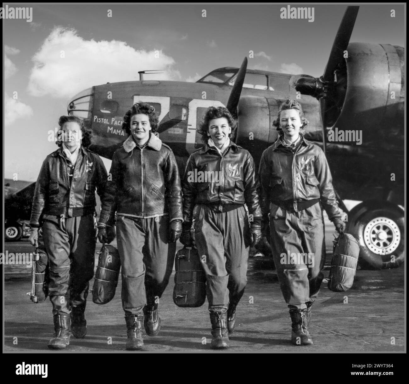 WW2 1944 amerikanische WASP-Piloten (Women Airforce Service Pilots) vor ihrem B-17-Bomber Pistol Packin’ Mama. Sie haben Fallschirme in den Händen. Diese Mädchen sind Kadetten an einer Flugschule in Lockbourne, Ohio, wo sie trainiert werden, B-17 zu fliegen Von links nach rechts: Frances Green, Margaret (Peg) Kirchner, Ann Waldner und Blanche Osborn. WESPENPILOTEN vor USAAF B-17 „Pistol Packin Mama“ Stockfoto
