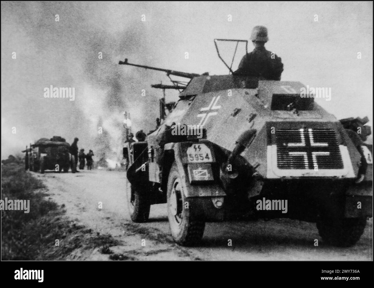 OPERATION BARBAROSSA 1941 Nazi-SS das Reich Panzerwagen SD.Kfz. 221. SS-Division „das Reich“ nähert sich einem brennenden sowjetischen Dorf während der Invasion der Sowjetunion durch Nazi-Deutschland. Operation Barbarossa war die Invasion der Sowjetunion durch Nazi-Deutschland und viele seiner Achsenverbündeten, die am Sonntag, dem 22. Juni 1941, während des Zweiten Weltkriegs begann. Es war die größte Landoffensive in der Geschichte der Menschheit mit rund 10 Millionen Kämpfern. Stockfoto