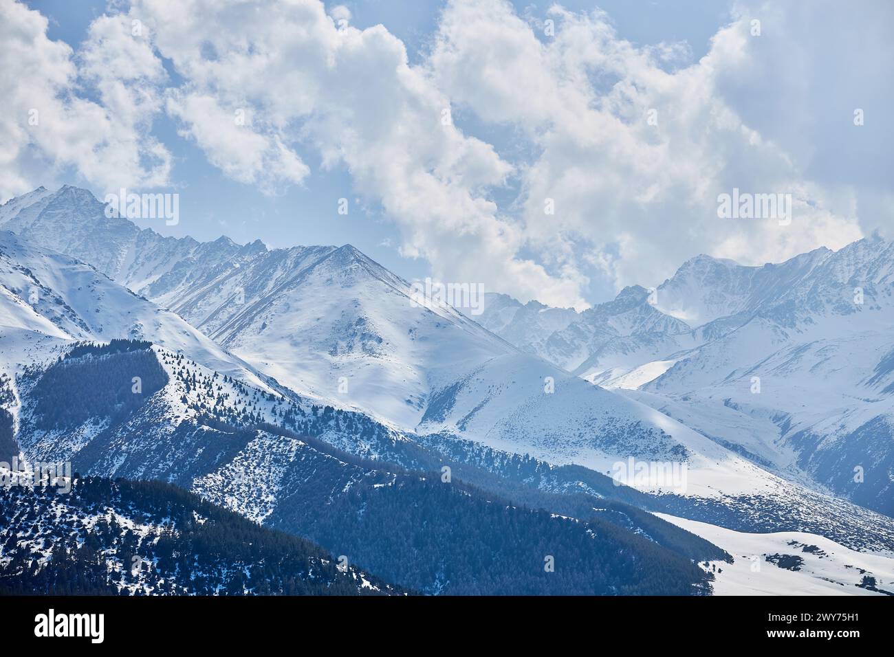 Panoramablick auf schneebedeckte hohe Berge. Chunkurchak-Tal in Kirgisistan. Natürliche Winterlandschaft, Bergtapete. Epischer blauer Himmel mit wh Stockfoto