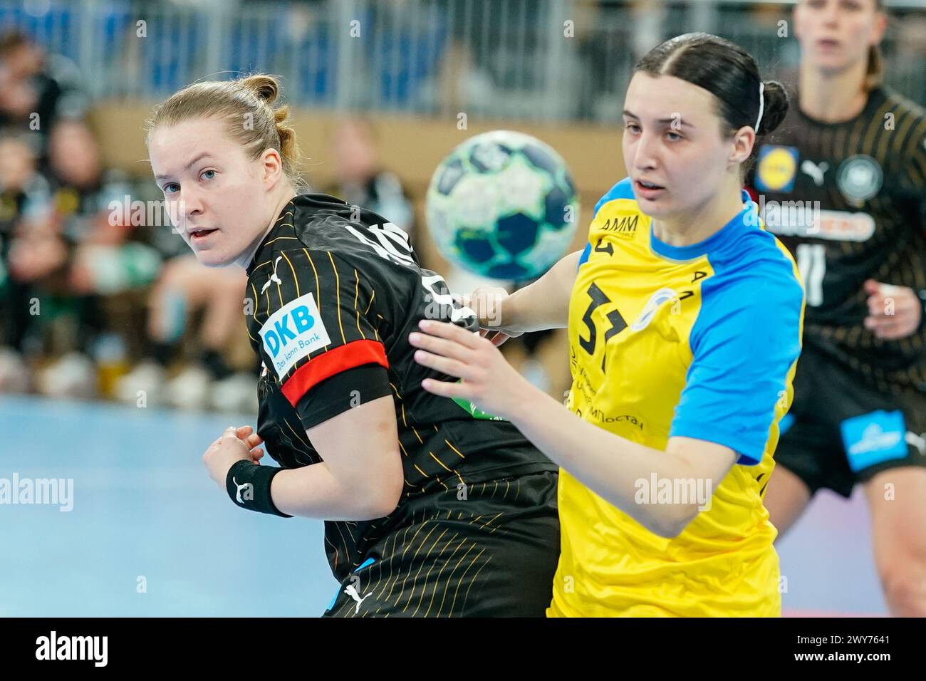 Heidelberg, Deutschland. April 2024. Handball, Frauen: Qualifikation zur Europameisterschaft, Ukraine - Deutschland, 1. Runde, Gruppe 2, Spieltag 5. Die Deutsche Lisa Antl (l) und die ukrainische Valeriia Nesterenko kämpfen um den Ball. Quelle: Uwe Anspach/dpa/Alamy Live News Stockfoto