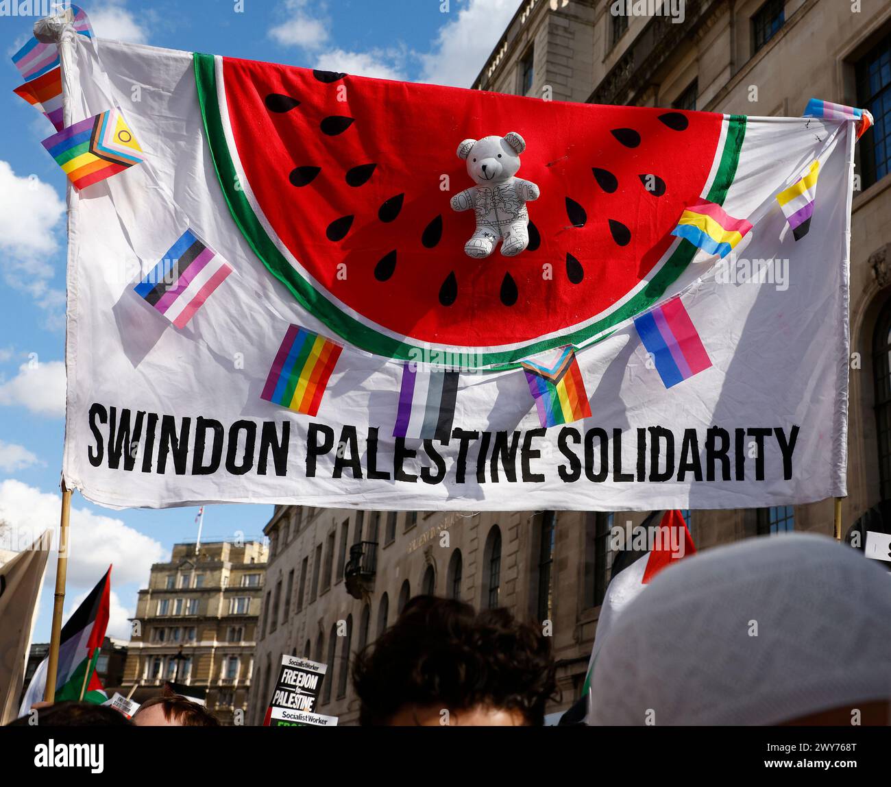 London, Großbritannien. März 2024. Großes Banner der Swindon Palestine Solidarity, das auf dem Protest-marsch pro Palästina zu sehen war. Alamy Reportage, Kredit Joe Kuis. Stockfoto