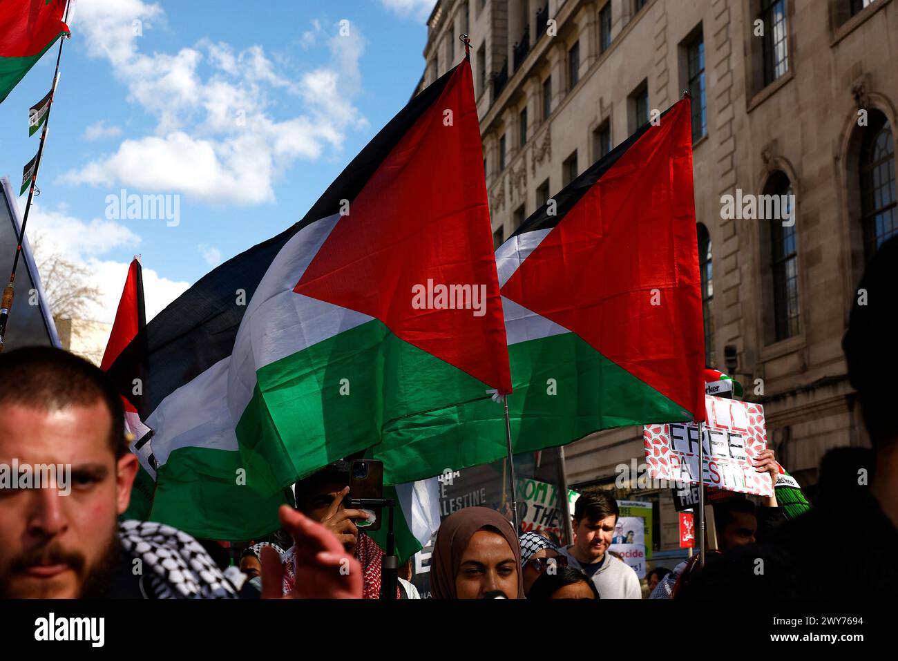 London, Großbritannien. März 2024. Palästinensische Flaggen, die auf dem propalästinensischen protestmarsch gesehen wurden. Alamy Reportage, Kredit Joe Kuis. Stockfoto