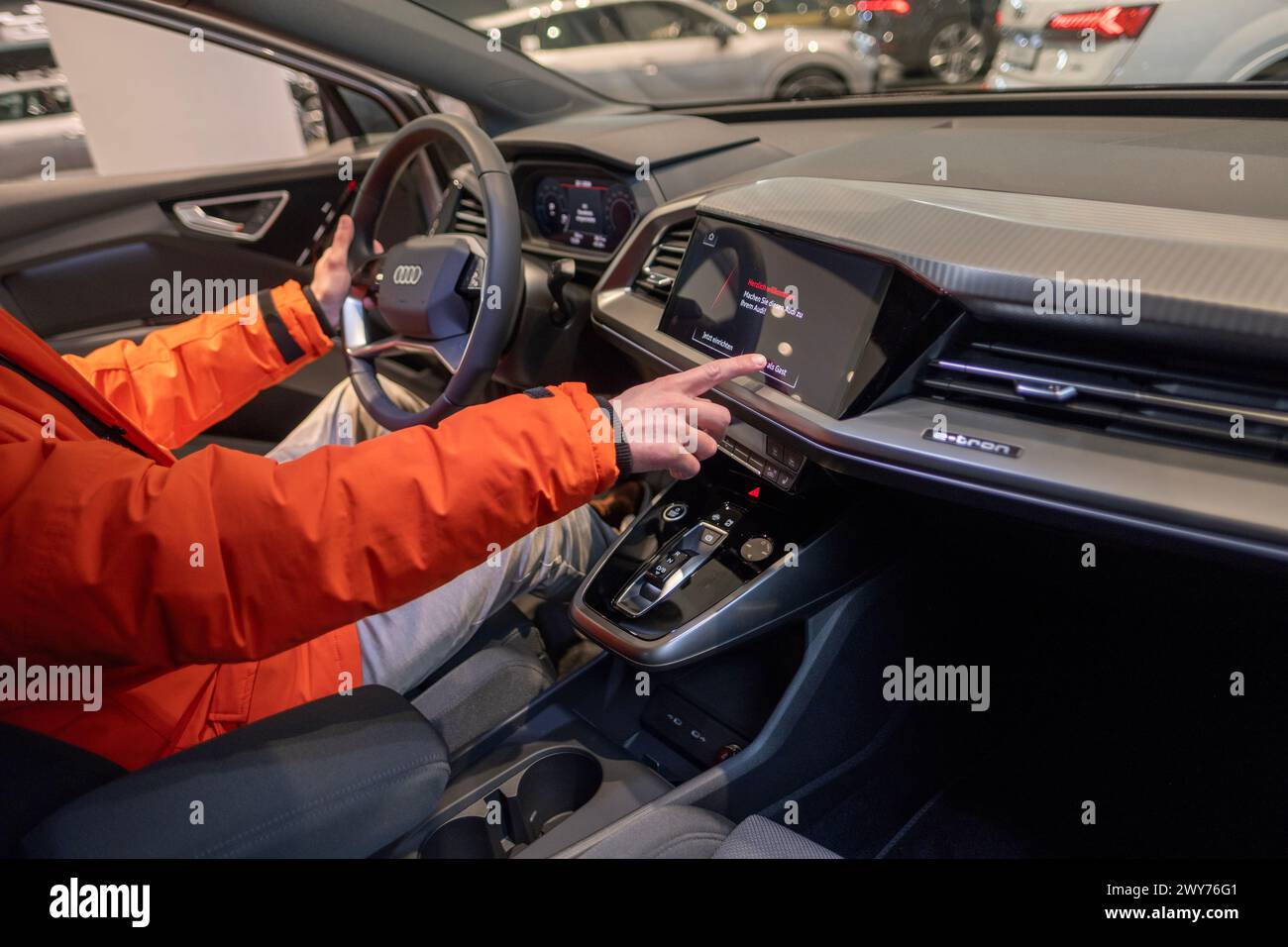 Nahaufnahme Mann im Auto mit elektrischem Crossover Audi Q4 e-tron, deutscher Volkswagen Konzern, fortschrittliche Technologie in der Automobilindustrie, nachhaltiger Transp Stockfoto