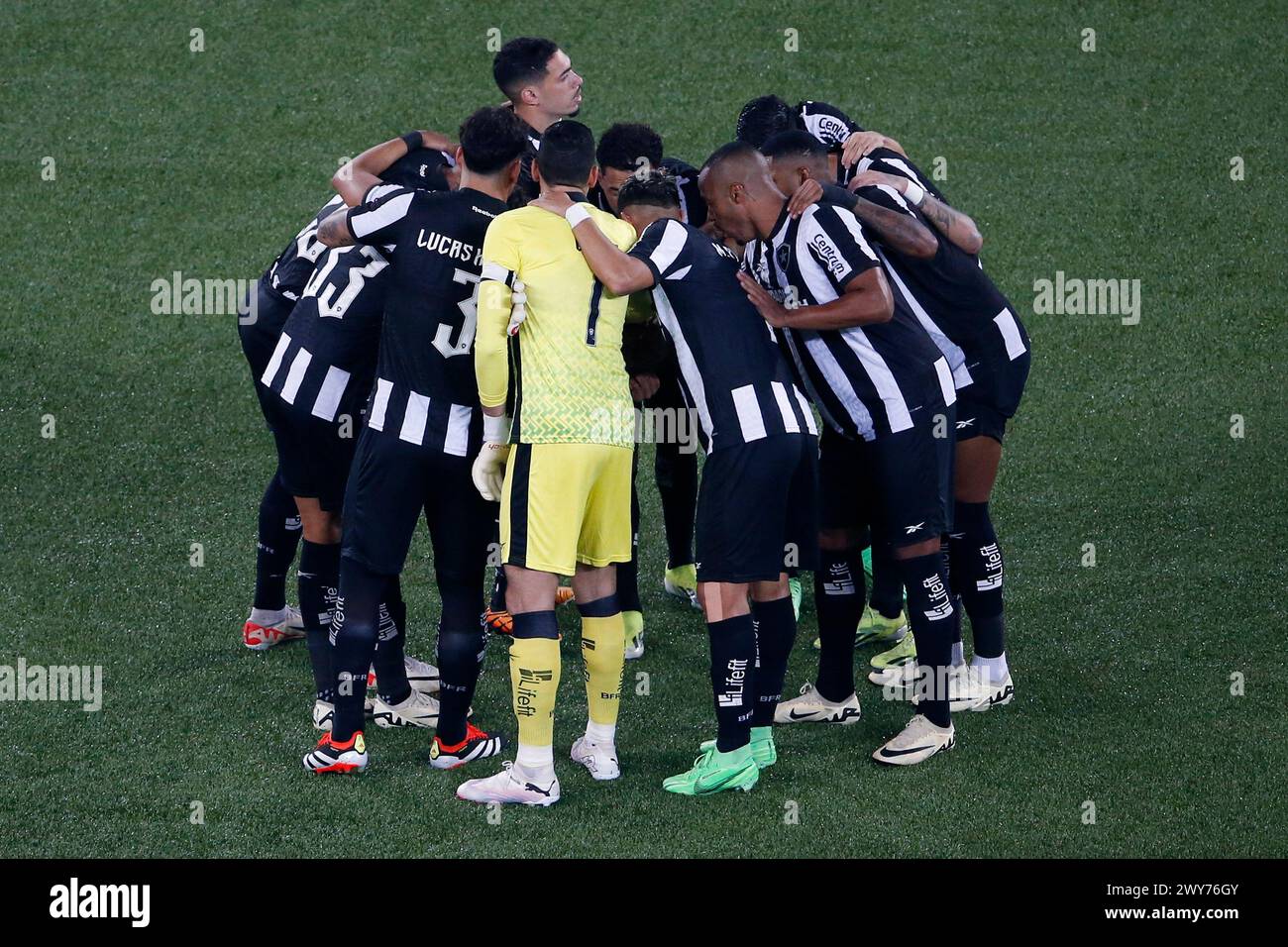 April 2024, Rio de Janeiro, Brasilien. Spieler von Botafogo, spielen vor dem Spiel Botafogo und Junior Barranquilla, Gruppe D Copa Libertadores 2024, im Estádio Nilton Santos Stockfoto