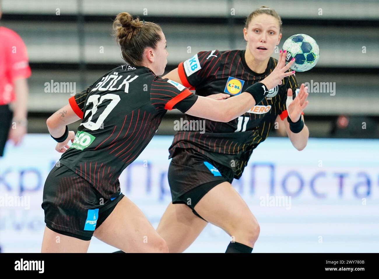 Heidelberg, Deutschland. April 2024. Handball, Frauen: Qualifikation zur Europameisterschaft, Ukraine - Deutschland, 1. Runde, Gruppe 2, Spieltag 5. Die deutsche Emily Bölk (l) und die deutsche Xenia Smits spielen den Ball. Quelle: Uwe Anspach/dpa/Alamy Live News Stockfoto