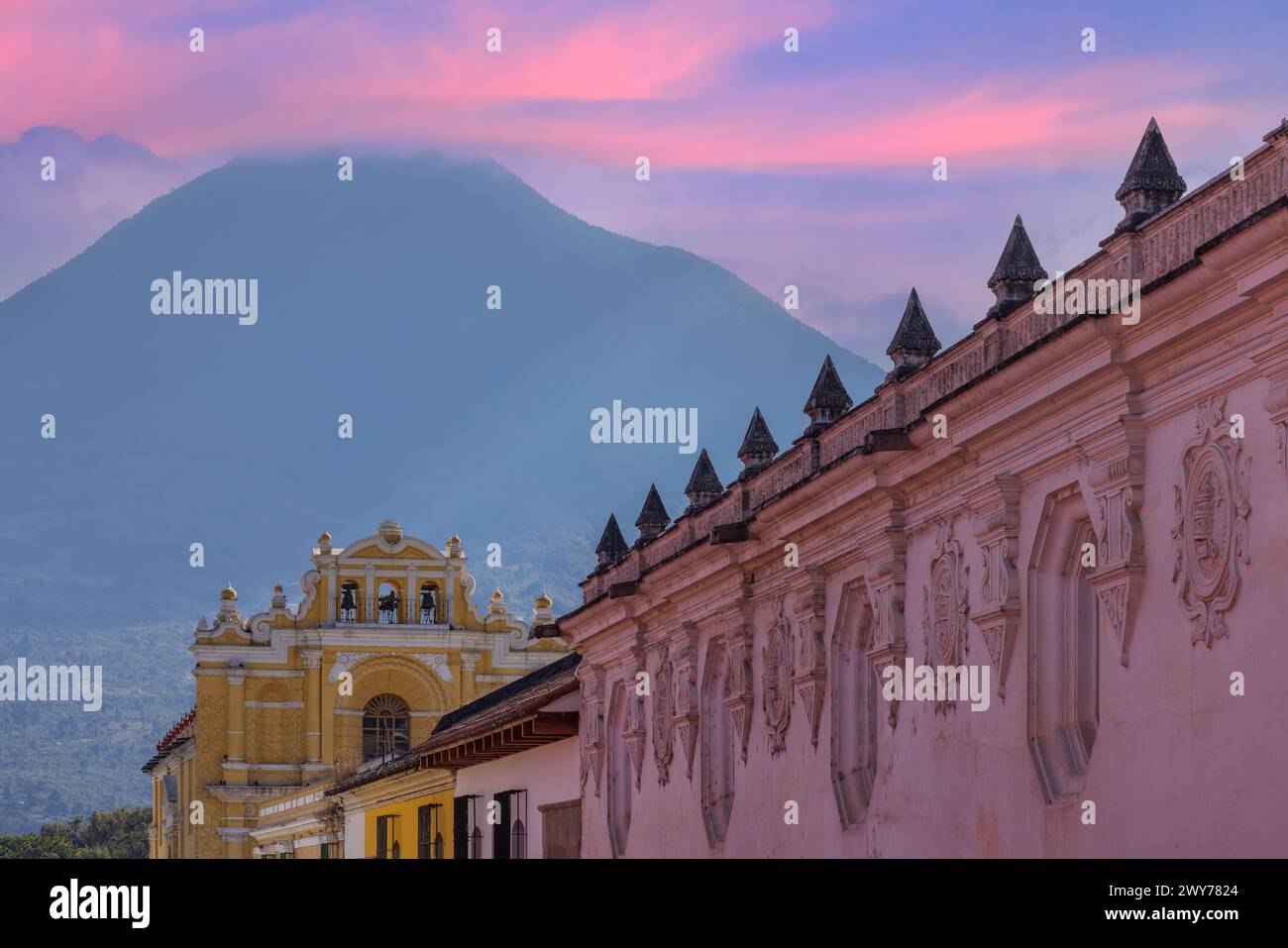 Guatemala, farbenfrohe koloniale Straßen von Antigua im historischen Stadtzentrum von Barrio Historico. Stockfoto