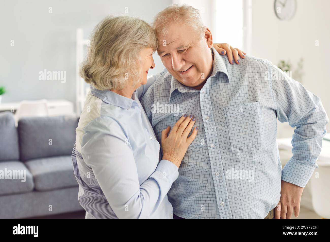 Glückliches Älteres Familienpaar, Das Zu Hause Umgeht Stockfoto