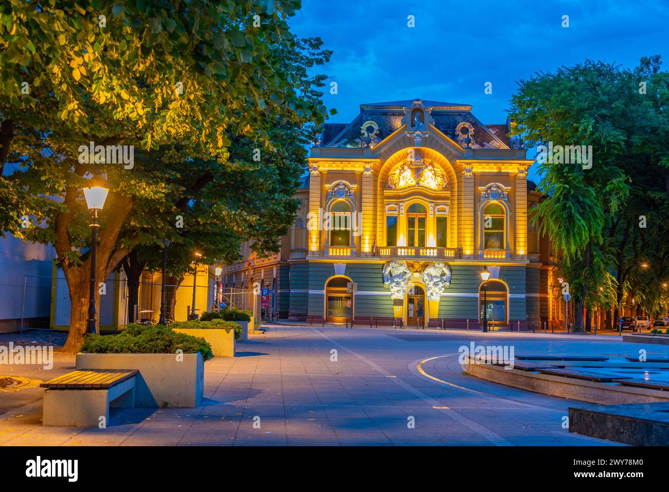 Blick auf den Sonnenuntergang der Stadtbibliothek in der serbischen Stadt Subotica Stockfoto