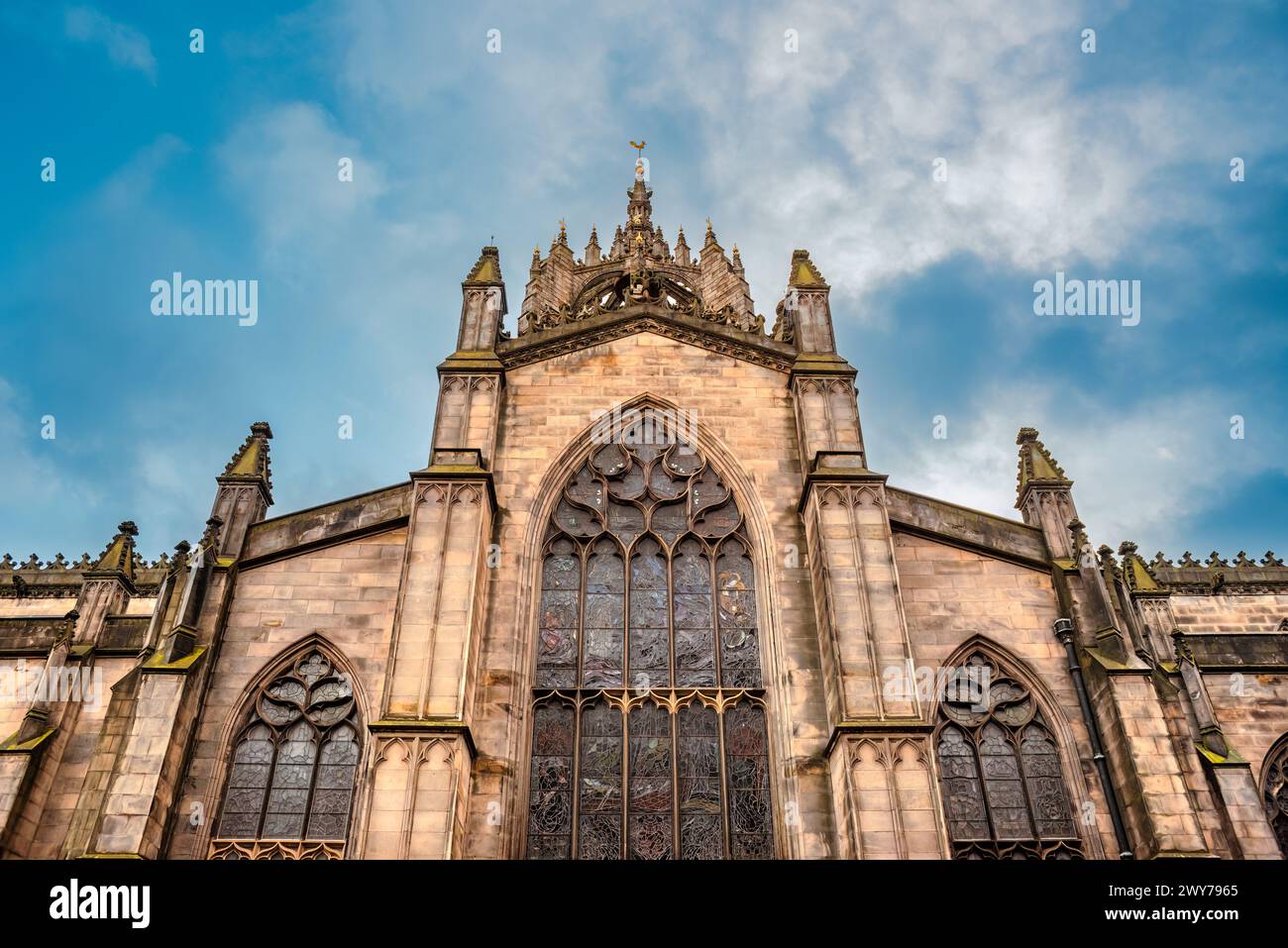 Edinburgh, Schottland - 22. Januar 2024: Ein näherer Blick auf die Seite der St. Die Kathedrale von Giles zeigt den gotischen architektonischen Stil Stockfoto