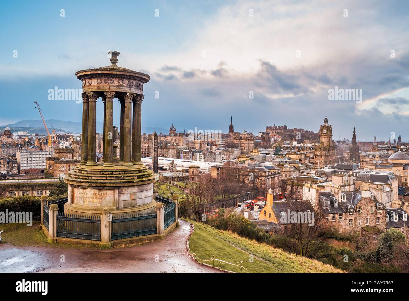 Calton Hill Blick auf die Skyline von Edinburgh mit dem Dugald Stewart Monument im Vordergrund Stockfoto