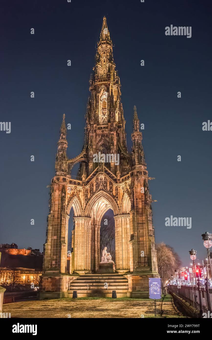 Scott Monument leuchtet nachts in Edinburgh, Schottland Stockfoto