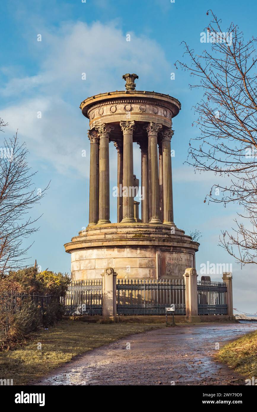 Das Dugald Stewart Monument am Calton Hill in Edinburgh, vor einem blauen Himmel Stockfoto