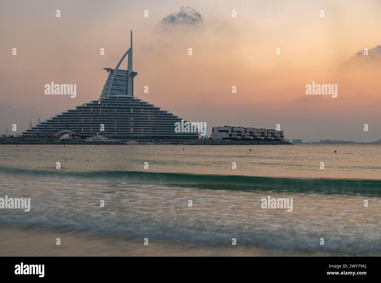 Ein Bild vom öffentlichen Strand von Jumeirah, dem Jumeirah Marsa Al Arab Hotel und dem Burj Al Arab Hotel bei Sonnenuntergang. Stockfoto
