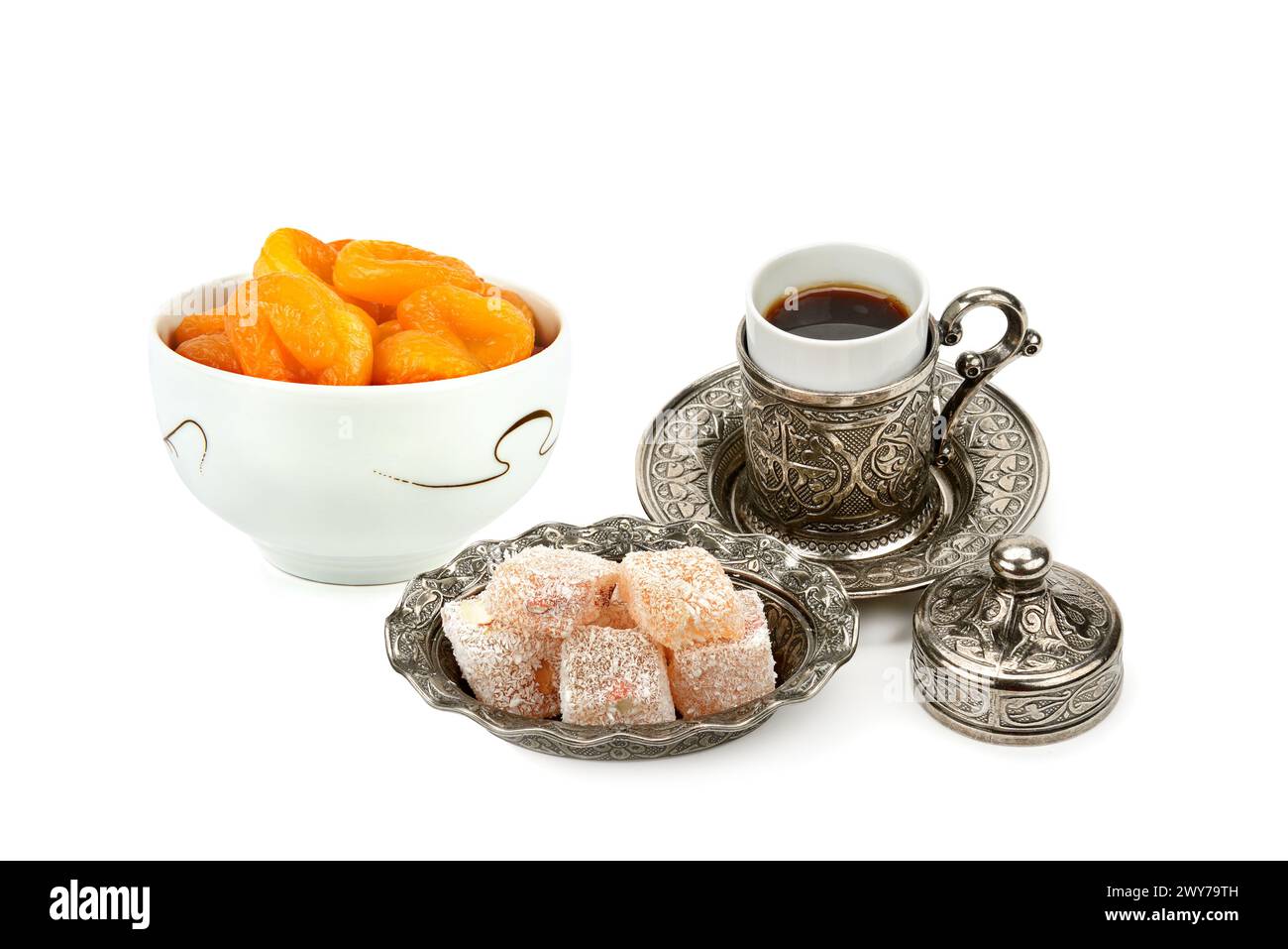 Kaffee, türkischer Genuss und getrocknete Aprikosen isoliert auf weißem Hintergrund. Collage. Stockfoto