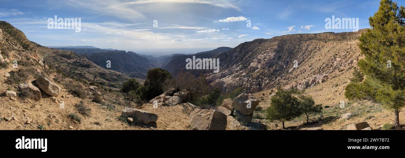 Panoramablick auf Wadi Dana, eine große natürliche Schlucht, Wadi Araba. Dana Biosphärenreservat Dana Dorf in der Nähe der Stadt Tafilah, Feynan Gebiet in c Stockfoto