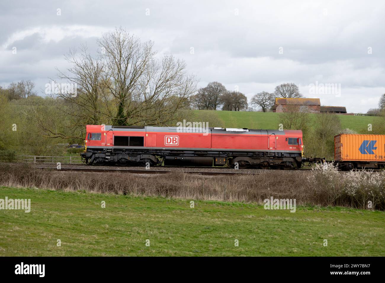 Diesellokomotive DB-Baureihe 66 Nr. 66154 mit freightliner-Zug, Warwickshire, Großbritannien Stockfoto