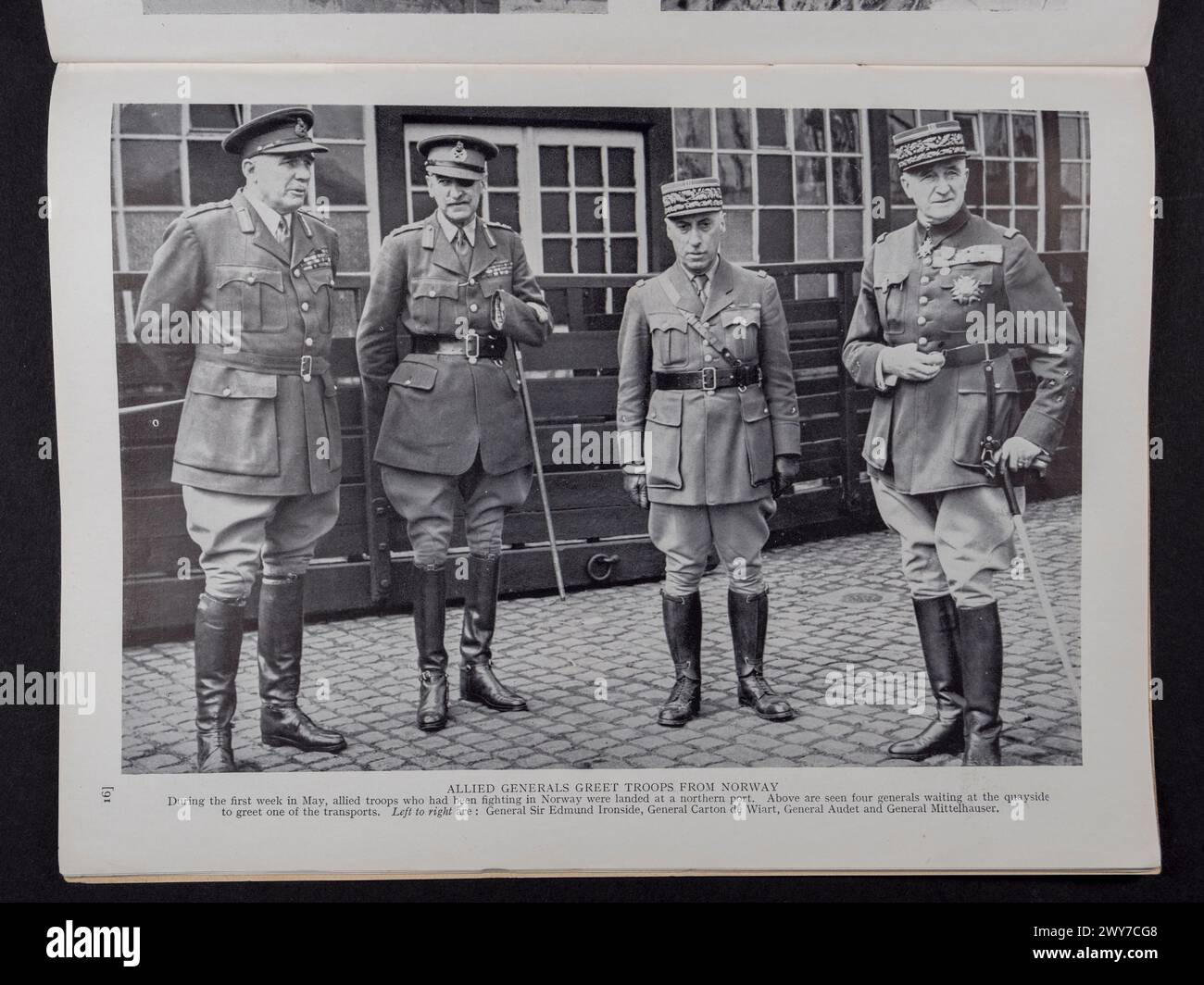 Bild der alliierten Generäle, die Truppen aus Norwegen in der Bildgeschichte des Krieges der Hutchinson (Nr. 3, Serie 5) begrüßen, veröffentlicht 1940. Stockfoto