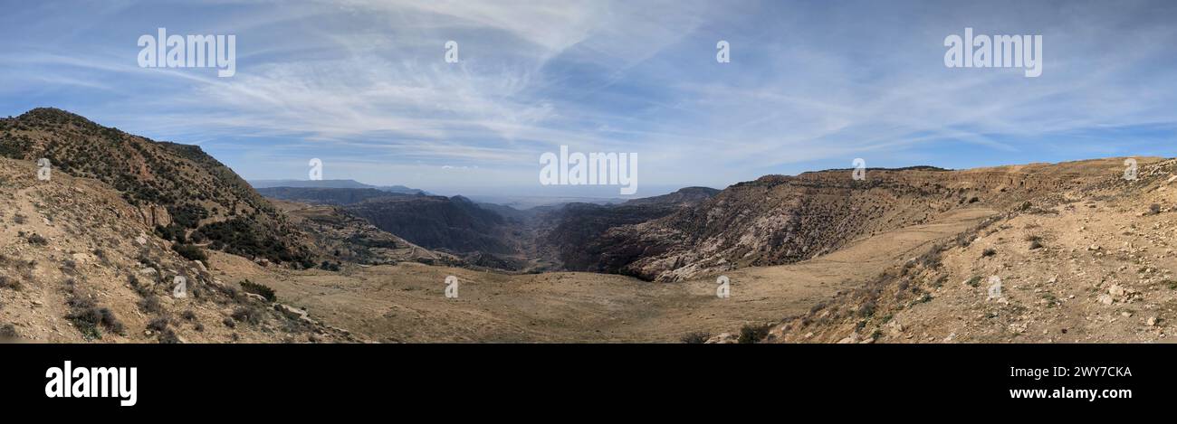 Panoramablick auf Wadi Dana, eine große natürliche Schlucht, Wadi Araba. Dana Biosphärenreservat Dana Dorf in der Nähe der Stadt Tafilah, Feynan Gebiet in c Stockfoto