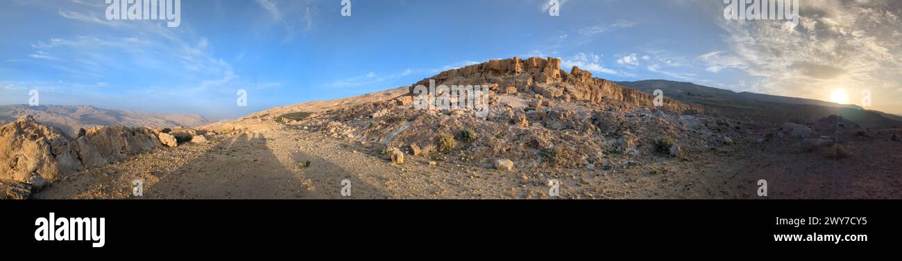 Jordan Trail von um Qais nach Aqaba, wunderschöne Berge, Felsen und Wüstenpanorama auf diesem langen Weg Stockfoto