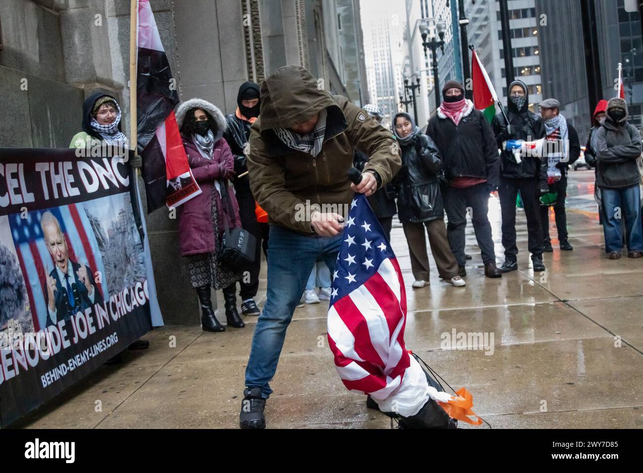 Der Veteran des Marine Corps Zachary kam verbrennt eine US-Flagge im Rathaus von Chicago während einer Kundgebung zum Abbrechen des DNC. Stockfoto