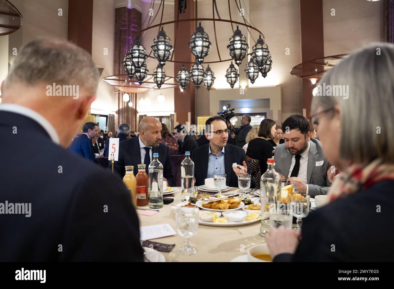 DEN HAAG - 04.04.2024, DEN HAAG - die nationale Iftar des Kontaktgremiums Muslime und Regierung (GMO). Im National Iftar 2024 dreht sich alles um Mercy. ANP JERPOEN JUMELET niederlande Out - belgien Out Stockfoto