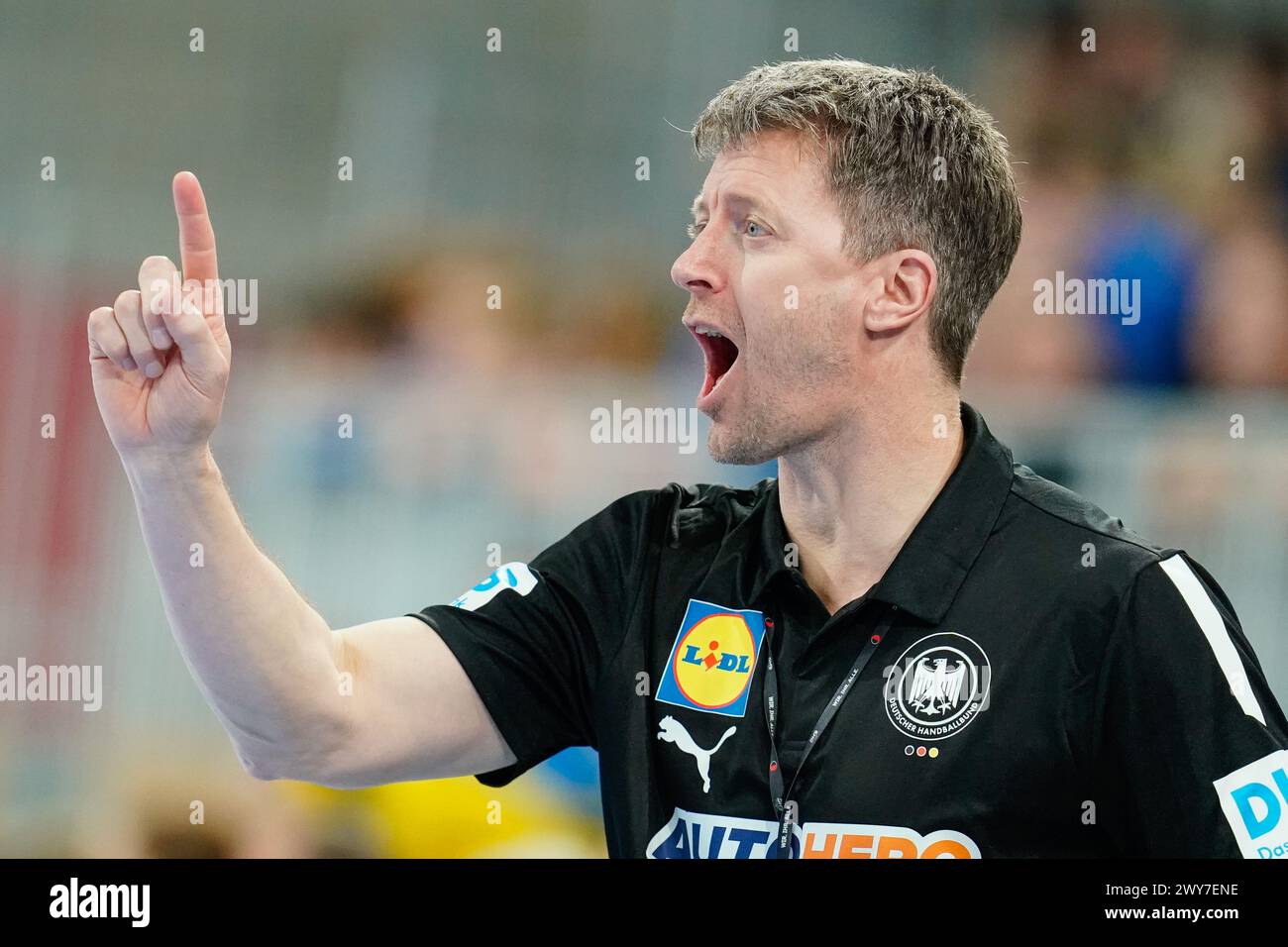 Heidelberg, Deutschland. April 2024. Handball, Frauen: Qualifikation zur Europameisterschaft, Ukraine - Deutschland, 1. Runde, Gruppe 2, Spieltag 5. Der deutsche Trainer Markus Gaugisch gestikuliert. Quelle: Uwe Anspach/dpa/Alamy Live News Stockfoto