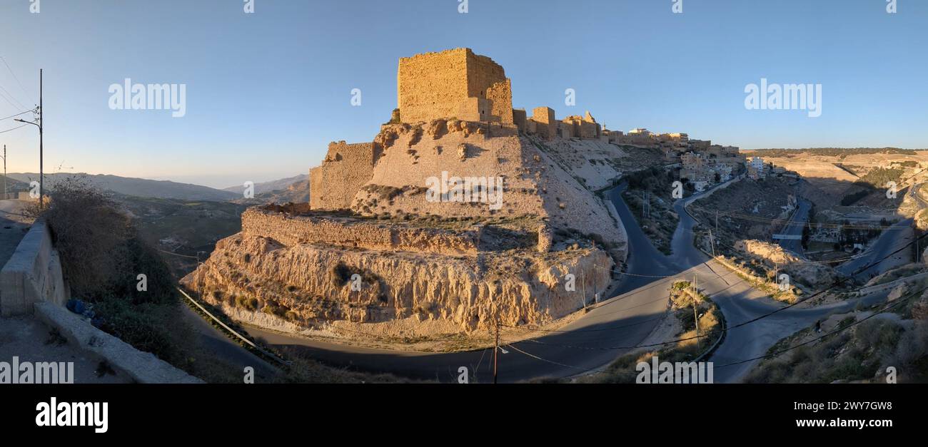 Das mittelalterliche Kreuzfahrerschloss in Al Karak - Jordanien, Al Kerak, das in der arabischen Welt als Festung diente, diente viele Jahrhunderte lang als historische Ruinen auf einem Berg Stockfoto