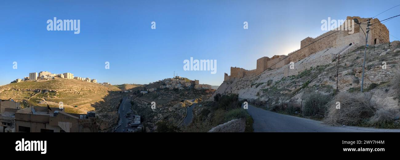 Das mittelalterliche Kreuzfahrerschloss in Al Karak - Jordanien, Al Kerak, das in der arabischen Welt als Festung diente, diente viele Jahrhunderte lang als historische Ruinen auf einem Berg Stockfoto