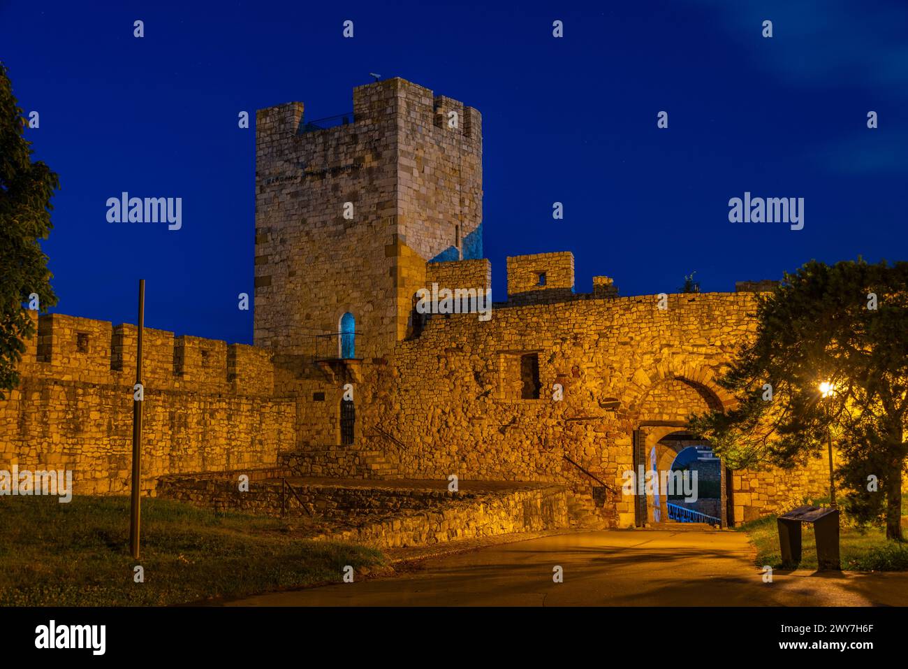 Beleuchtetes Tor zur Festung Kalemegdan in Belgrad, Serbien Stockfoto