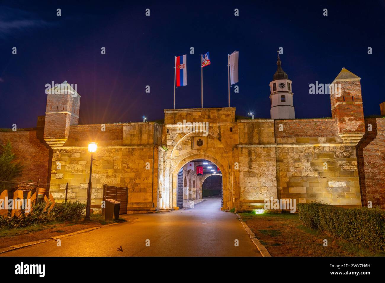Beleuchtetes Tor zur Festung Kalemegdan in Belgrad, Serbien Stockfoto