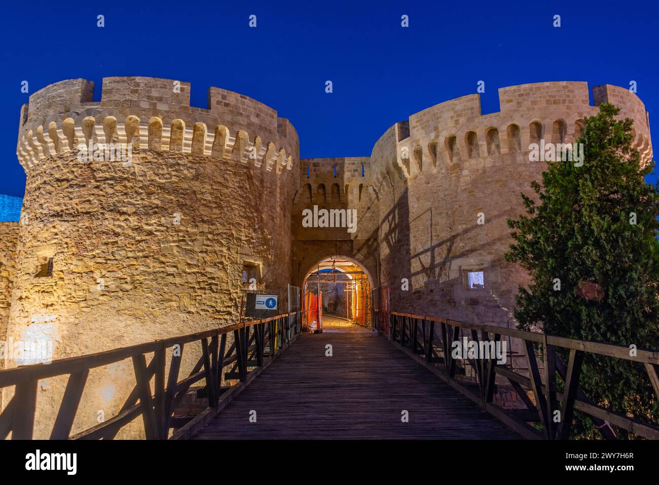 Beleuchtetes Tor zur Festung Kalemegdan in Belgrad, Serbien Stockfoto