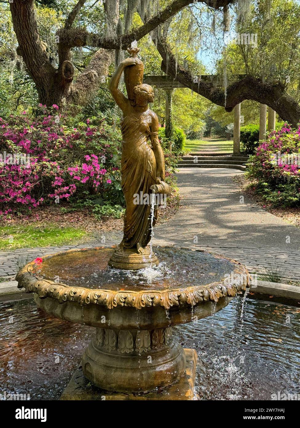 Eine kleine Statue auf dem Springbrunnen des Parks Stockfoto