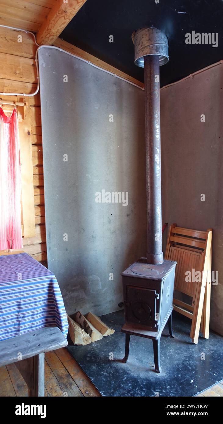 Ein alter gusseiserner Holzofen in einer alten Almhütte in Nordschweden Stockfoto
