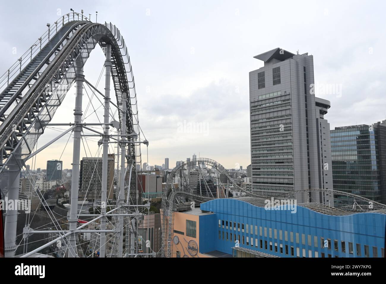 Thunder Dolphin Achterbahn von einem Riesenrad aus gesehen – Koraku, Bunkyo City, Tokio, Japan – 29. Februar 2024 Stockfoto