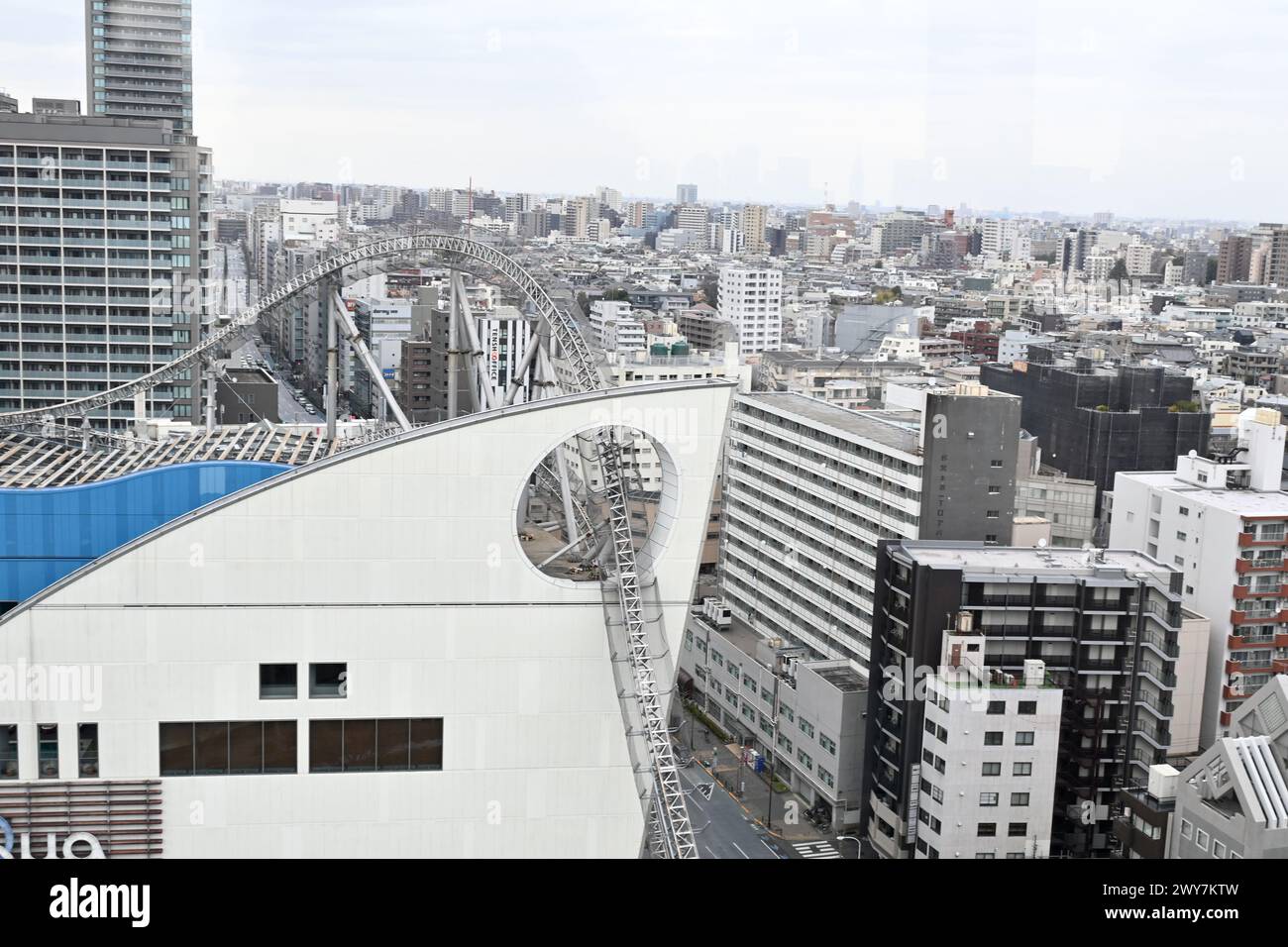 Die Achterbahn Thunder Dolphin führt durch ein Gebäude im Einkaufszentrum LaQua – Koraku, Bunkyo City, Tokio, Japan – 29. Februar 2024 Stockfoto
