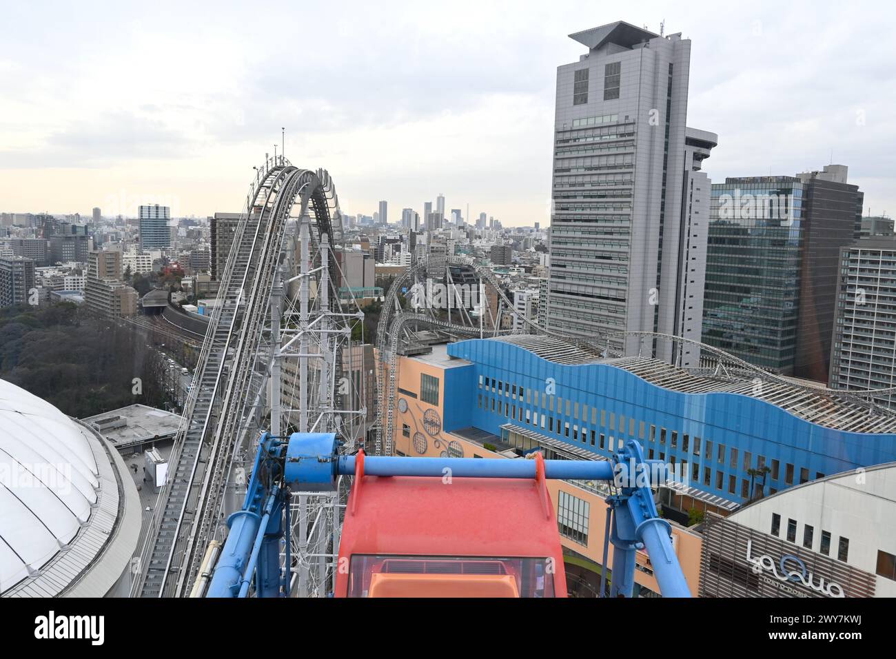 Thunder Dolphin Achterbahn vom Big O (Riesenrad) aus gesehen – Koraku, Bunkyo City, Tokio, Japan – 29. Februar 2024 Stockfoto