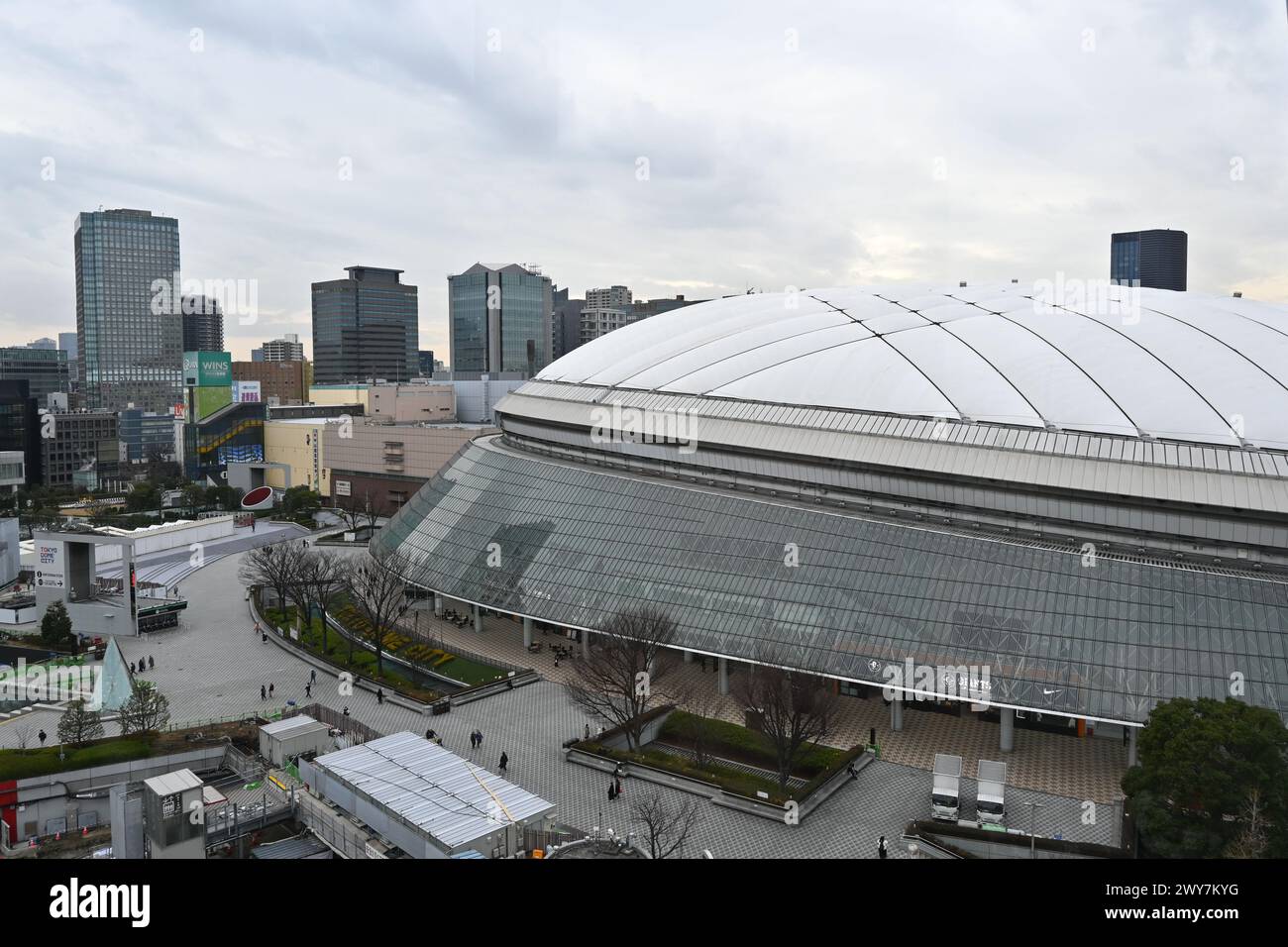 Außenansicht des Tokio Dome (Tōkyō Dōmu) vom Riesenrad aus gesehen – Koraku, Bunkyo City, Tokio, Japan – 29. Februar 2024 Stockfoto
