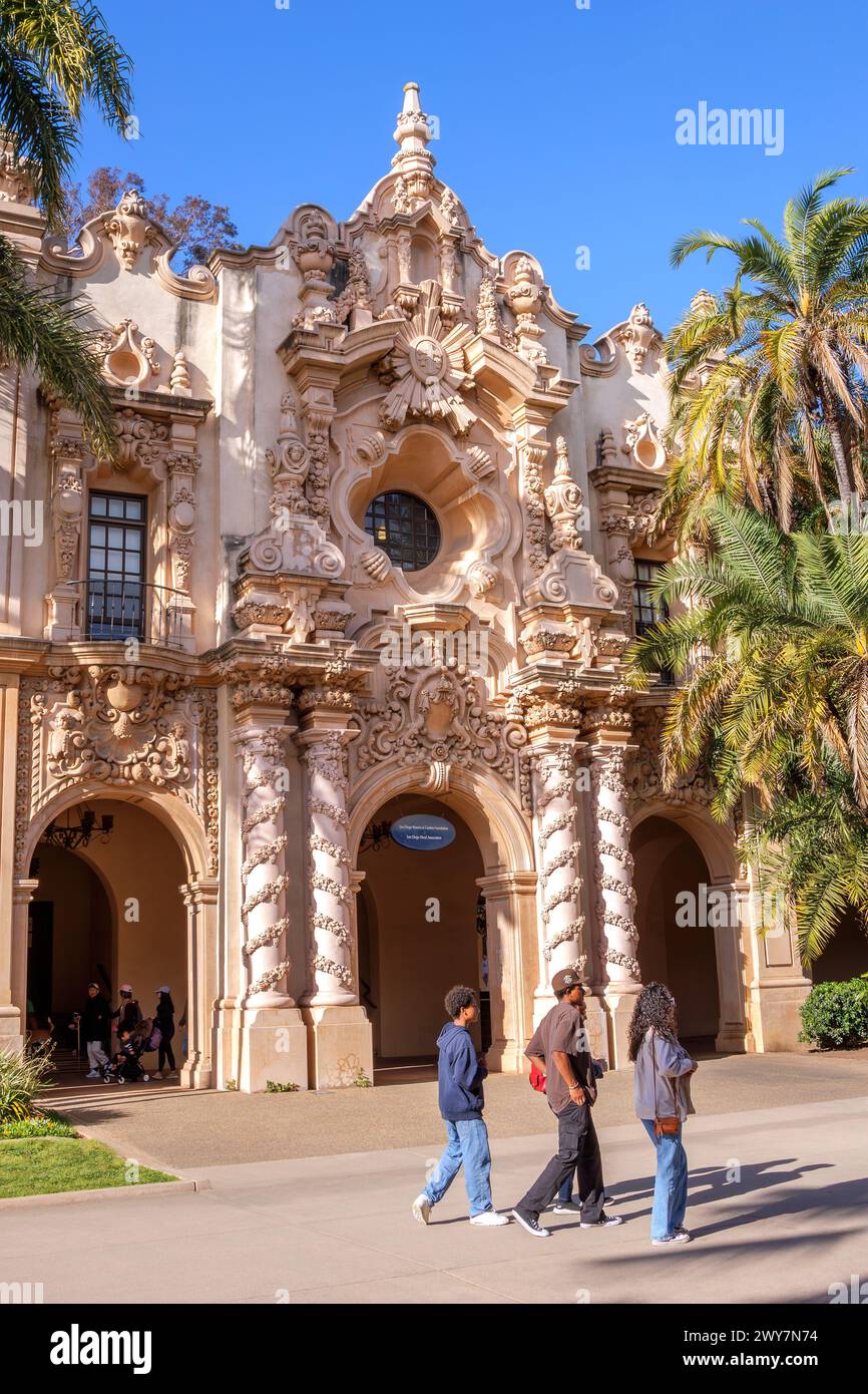 Besucher vor den Gebäuden der Casa del Prado in San Diego, Kalifornien Stockfoto