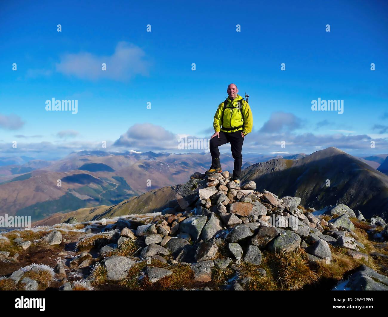 Sie stehen auf dem Gipfel eines schottischen Munro an einem schönen klaren Tag mit freiem Blick auf die schottischen Highlands Stockfoto