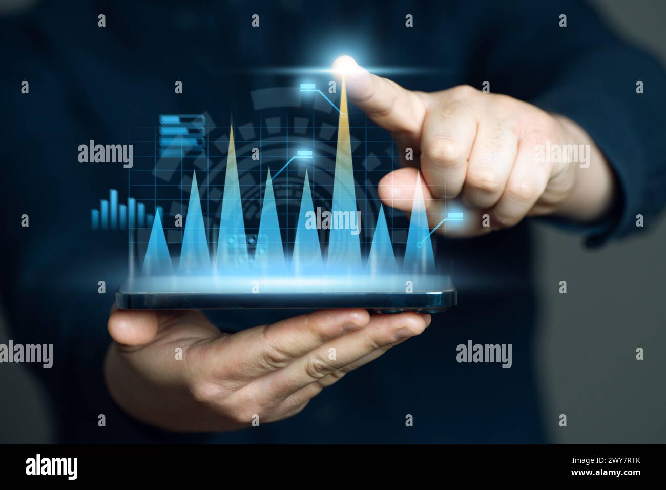 Der Geschäftsmann stellt hohe Wachstums- und Erfolgsraten fest. Geschäftsanalysen und -Planung. Arbeiten mit statistischen Daten. Hohe Leistung, Wachstumsindikator Stockfoto