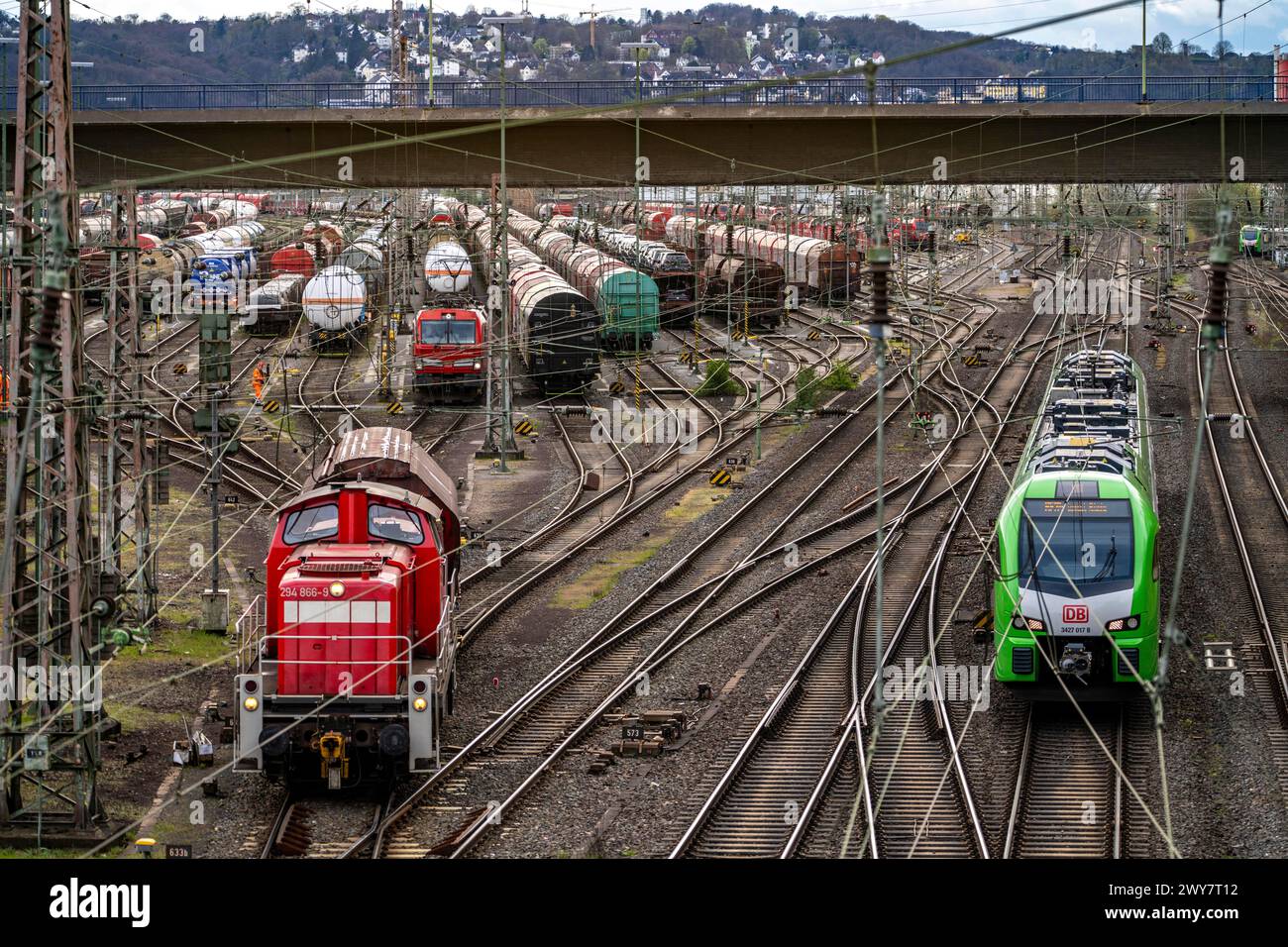 Regionalzug am Rangierbahnhof Hagen-Vorhalle, einer der neun größten in Deutschland, an der Strecke Wuppertal–Dortmund gelegen und hat 40 Richtungsstrecken Stockfoto