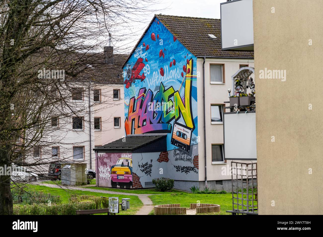 Wohnsiedlung, Mehrfamilienhäuser, buntes Wandgemälde mit lokalem Bezug, Musik, 99 Ballons, in Hagen Vorhalle, NRW, Deutschland Stockfoto