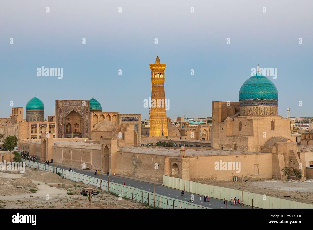 Buchara, Usbekistan, Zentralasien. August 2021. Kuppel und Minarett der Kalan-Moschee in Buchara. Stockfoto