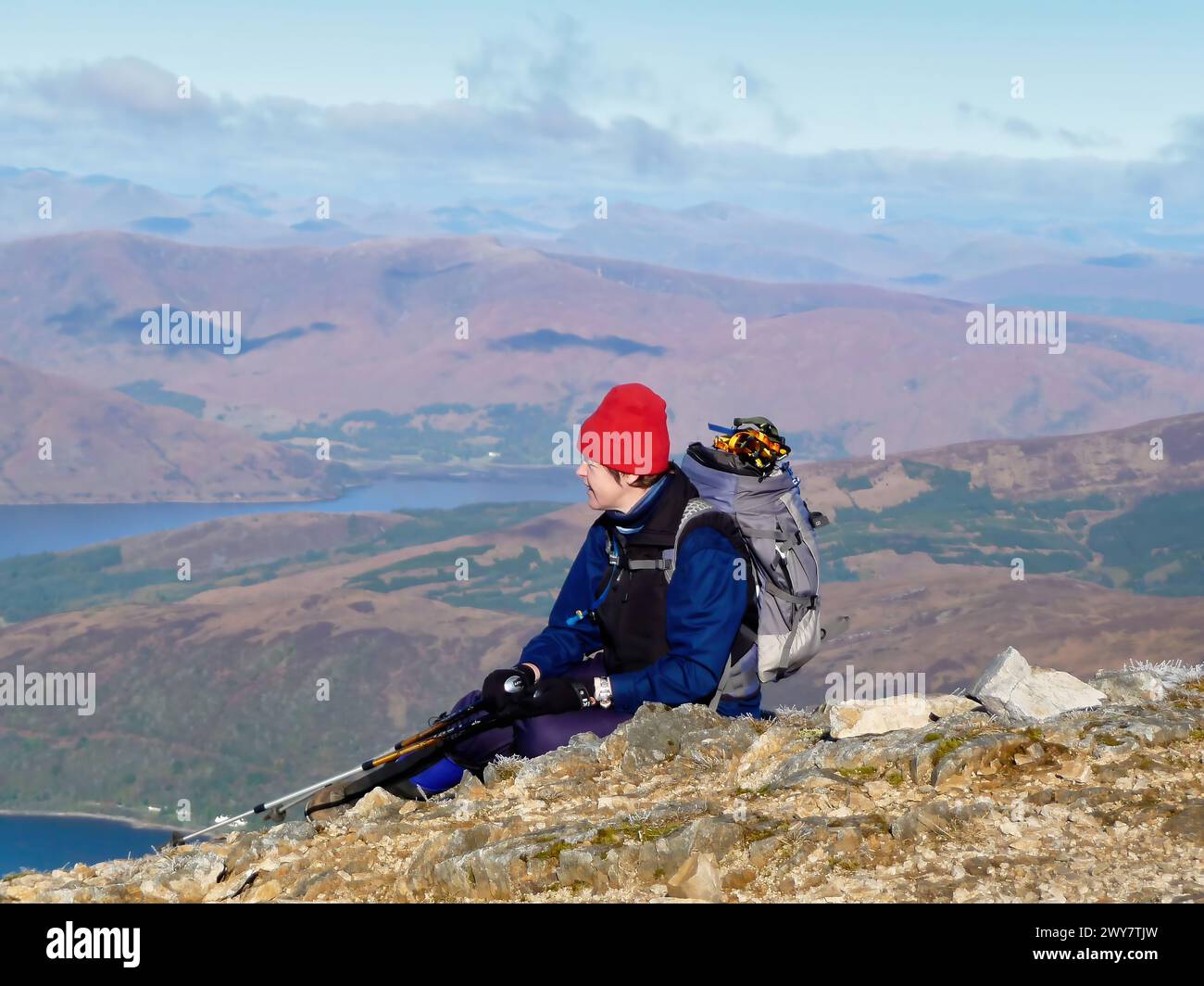 Auf dem Gipfel eines schottischen Munro an einem klaren, aber kalten Tag mit freiem Blick über die Hochlandlandschaft Stockfoto