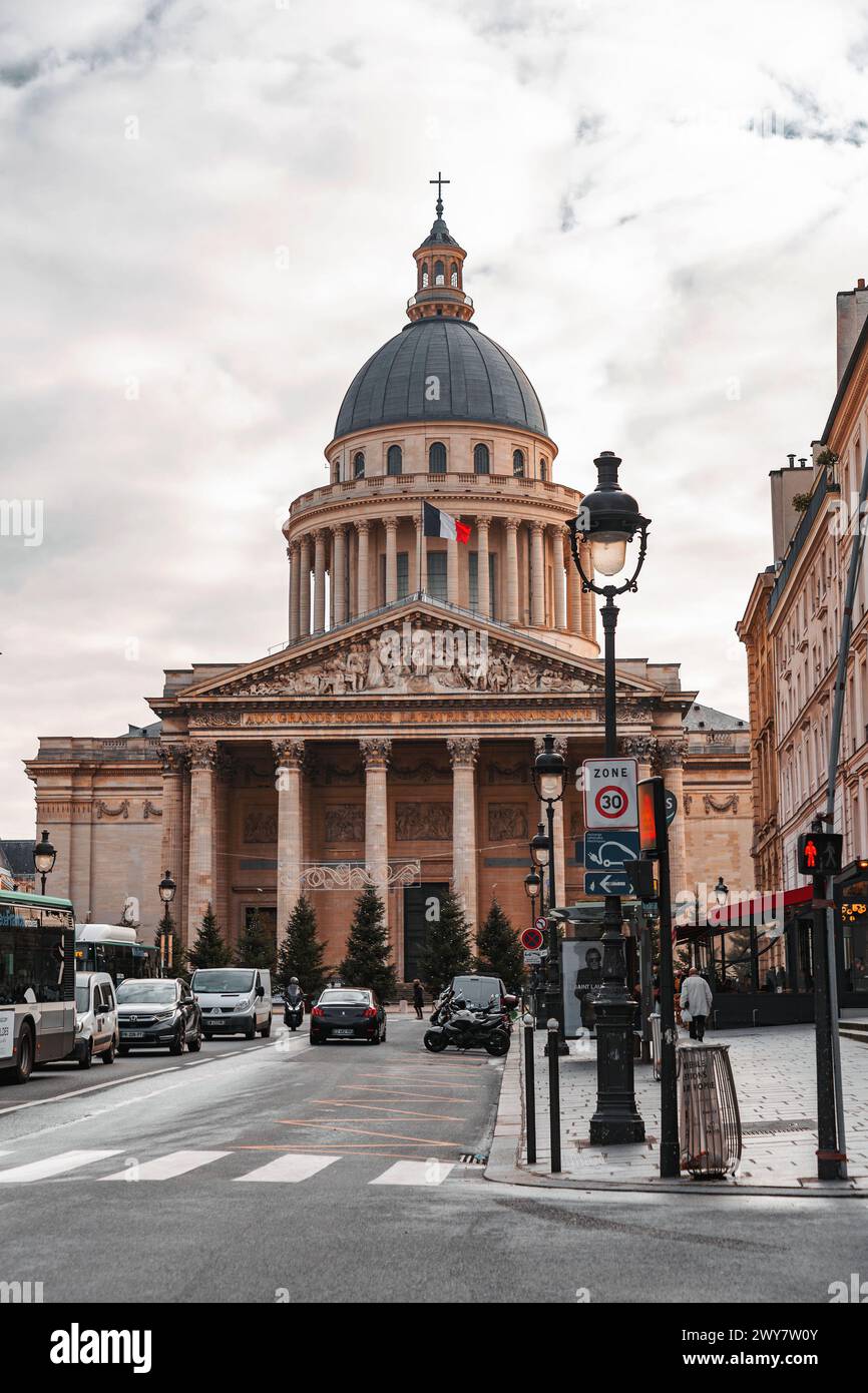 Paris, Frankreich - 20. Januar 2022: Das Pantheon ist ein Denkmal im 5. Arrondissement von Paris, Frankreich. Als Friedhof für bedeutende Franzosen Stockfoto