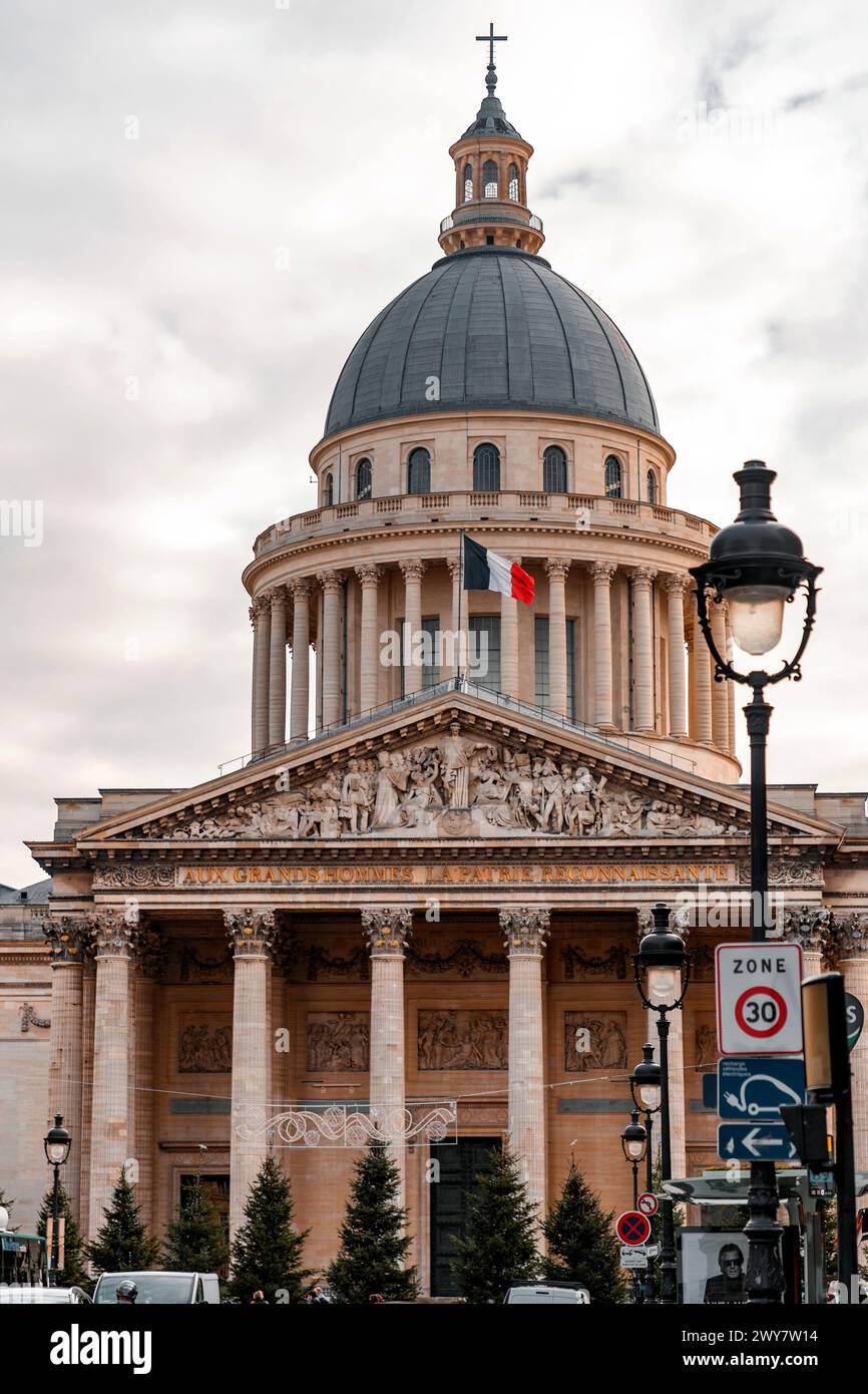 Paris, Frankreich - 20. Januar 2022: Das Pantheon ist ein Denkmal im 5. Arrondissement von Paris, Frankreich. Als Friedhof für bedeutende Franzosen Stockfoto