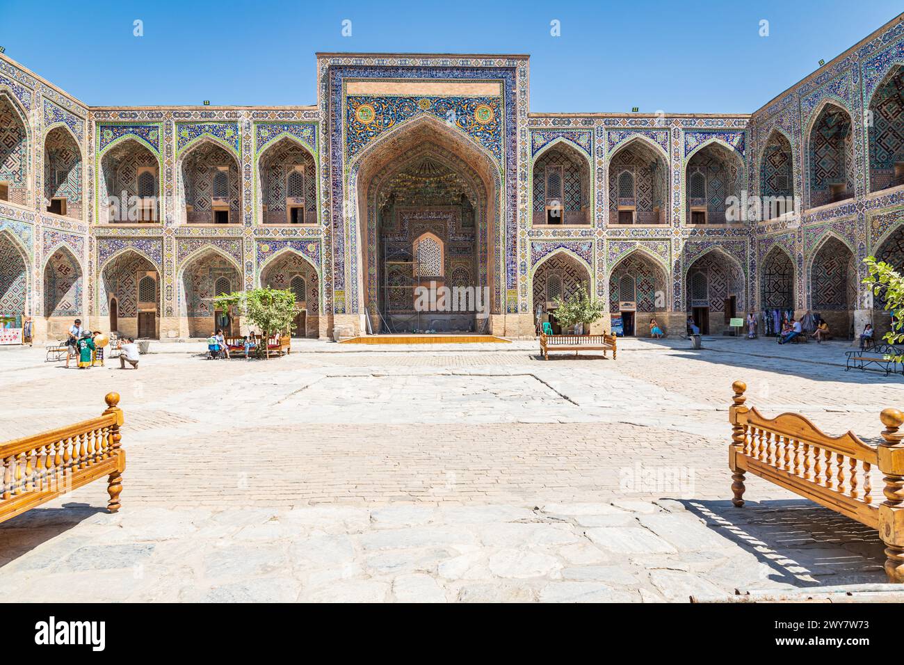 Samarkand, Samarqand, Usbekistan, Zentralasien. August 2021. Die Tilla-Kari-Moschee in der Registan in Samarkand. Stockfoto