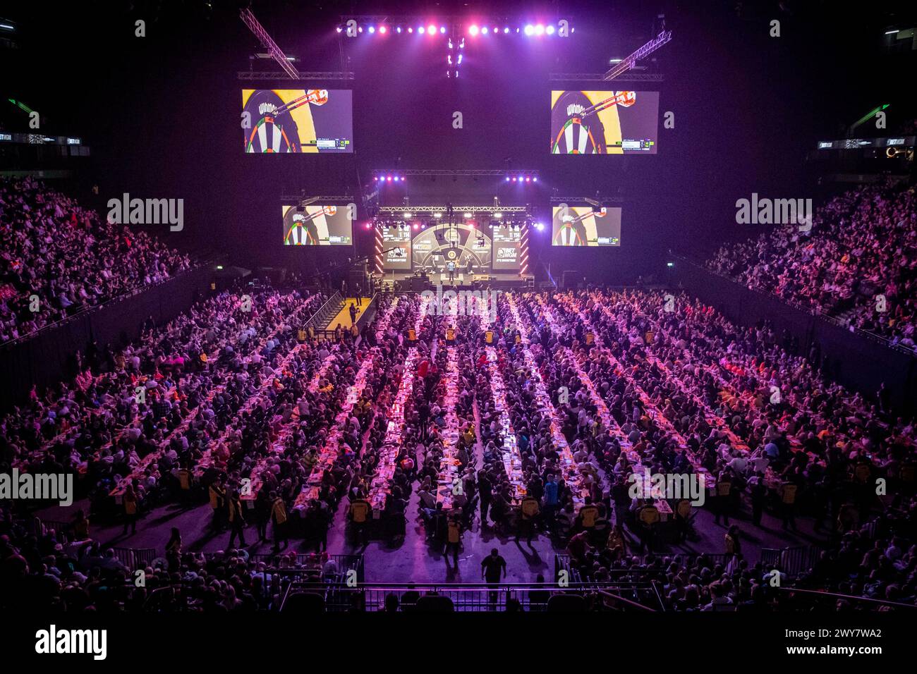 AO Arena, Manchester, Großbritannien. April 2024. 2024 PDC Premier League Darts Manchester Night 10; Fans genießen die Darts Action Credit: Action Plus Sports/Alamy Live News Stockfoto