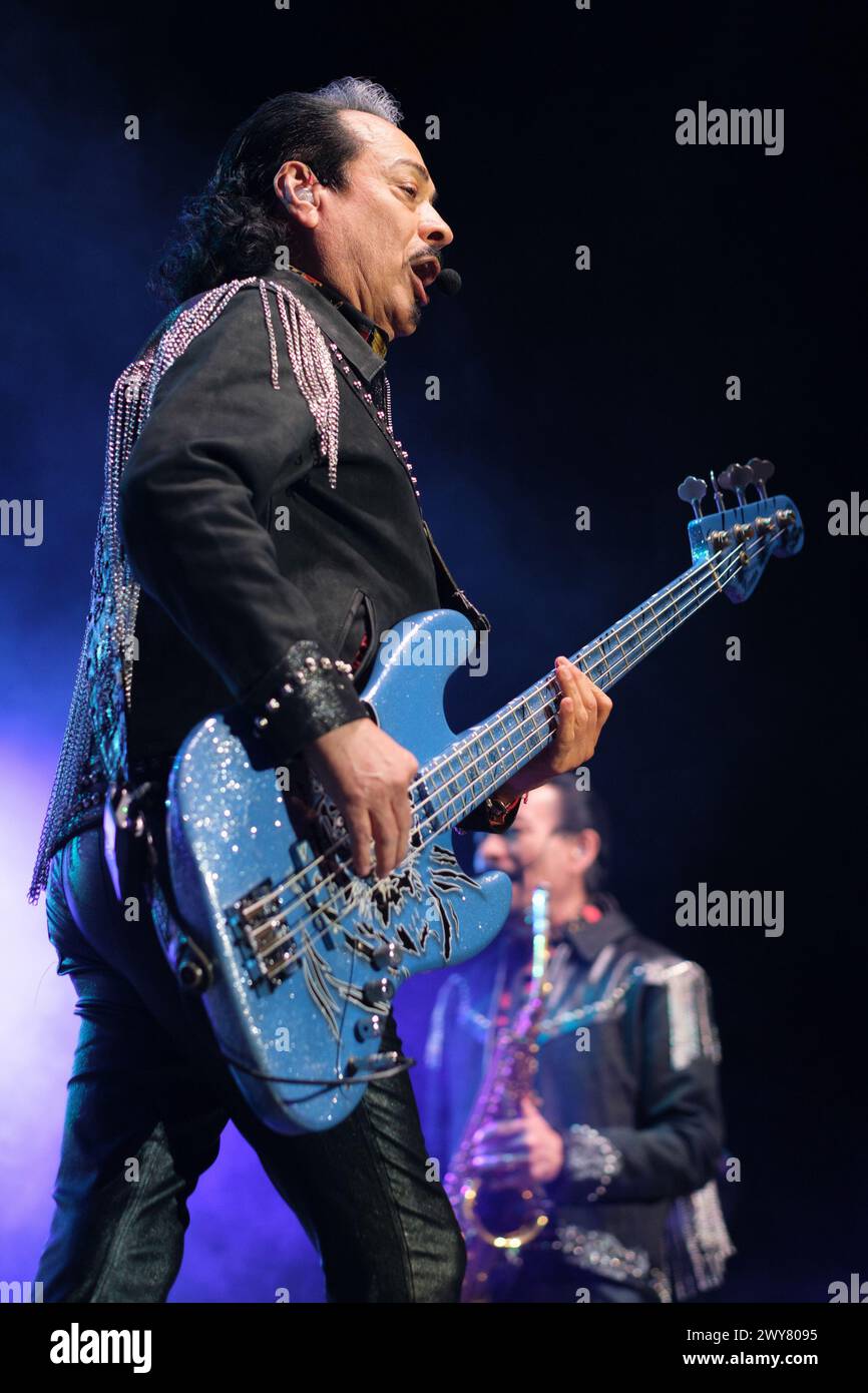 Madrid, Spanien. April 2024. Die Musikgruppe Los Tigres Del Norte tritt während des Konzerts im WizCenter in Madrid auf, 4. April 2024, Spanien (Foto: Oscar Gonzalez/SIPA USA) Credit: SIPA USA/Alamy Live News Stockfoto